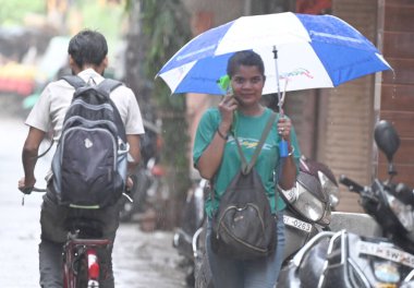 NEW DELHI INDIA 27 HAZİRAN 2024 Gandhi Nagar bölgesinde 27 Haziran 2024 sabahı sağanak yağış sırasında Hindistan Meteoroloji Bölümü IMD Hindistan 'ın kuzeybatısındaki büyük bölgelerde muson yağmurlarının geleceğini öngördü.
