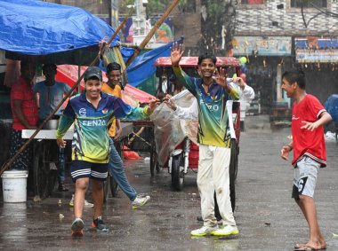 NEW DELHI INDIA HAZİRAN 27 HAZİRAN 2024 Öğrenciler 27 Haziran 2024 'te Gandhi Nagar bölgesinde şiddetli yağmurun keyfini çıkarıyorlar.