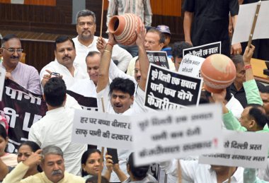 YENİ DELHI INDIA JUNE 27 Haziran 2024 BJP konsey üyeleri, 27 Haziran 2024 tarihinde Yeni Delhi 'deki Sivil Merkezi' nde devam eden su krizi üzerine Delhi hükümetini protesto etti.