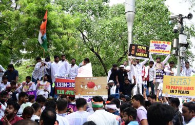 NEW DELHI INDIA JUNE 27 Haziran 2024 IYC destekçileri NTA 'ya karşı protesto sırasında sloganlar atıyorlar ve 27 Haziran 2024' te Jantar Mantar 'da Hint Gençlik Kongresi' nin NEET Sınavlarının yeniden incelenmesi Yeni Delhi Hindistan Hindistan Gençlik Kongresi IYC gösterisinde