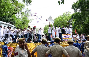 NEW DELHI INDIA JUNE 27 Haziran 2024 IYC destekçileri NTA 'ya karşı protesto sırasında sloganlar atıyorlar ve 27 Haziran 2024' te Jantar Mantar 'da Hint Gençlik Kongresi' nin NEET Sınavlarının yeniden incelenmesi Yeni Delhi Hindistan Hindistan Gençlik Kongresi IYC gösterisinde