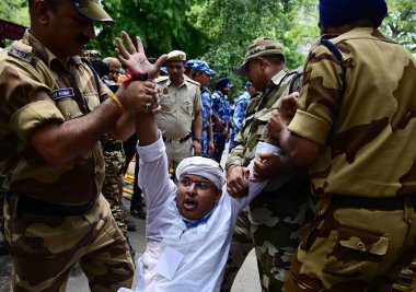 NEW DELHI INDIA JUNE 27 Haziran 2024 IYC destekçileri, NTA 'yı protesto ve Hint Gençlik Kongresi' nin Jantar Mantar 'daki NEET Sınavlarının yeniden incelenmesi sırasında polis tarafından gözaltına alınan sloganlar atarak 27 Haziran 2024' de Yeni Delhi Hindistan Hindistan 'da 
