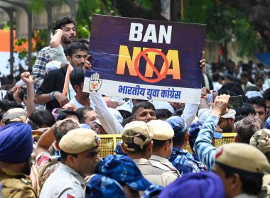 NEW DELHI INDIA JUNE 27 Haziran 2024 IYC destekçileri NTA 'ya karşı protesto sırasında sloganlar atıyorlar ve 27 Haziran 2024' te Jantar Mantar 'da Hint Gençlik Kongresi' nin NEET Sınavlarının yeniden incelenmesi Yeni Delhi Hindistan Hindistan Gençlik Kongresi IYC gösterisinde