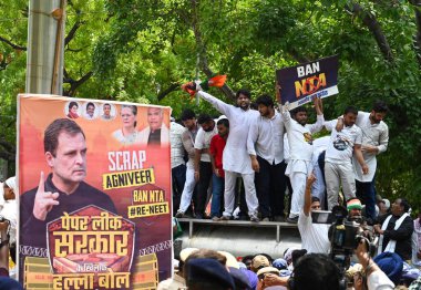 NEW DELHI INDIA JUNE 27 Haziran 2024 IYC destekçileri NTA 'ya karşı protesto sırasında sloganlar atıyorlar ve 27 Haziran 2024' te Jantar Mantar 'da Hint Gençlik Kongresi' nin NEET Sınavlarının yeniden incelenmesi Yeni Delhi Hindistan Hindistan Gençlik Kongresi IYC gösterisinde