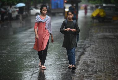 NOIDA INDIA HAZİRAN 27 HAZİRAN 2024 Sabah yağmuru sırasında şehir merkezindeki sıcaklık seviyesini düşüren Noida Hindistan 'da Hindistan Meteoroloji Bölümü IMD, kuzeybatının büyük bir kısmında muson yağmurlarının geleceğini öngördü.