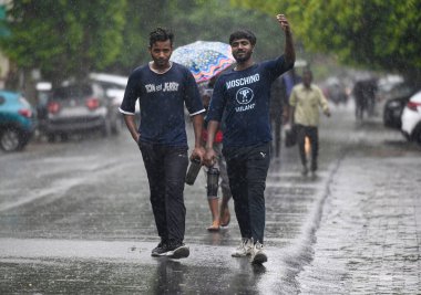 NOIDA INDIA HAZİRAN 27 HAZİRAN 2024 Sabah yağmuru sırasında şehir merkezindeki sıcaklık seviyesini düşüren Noida Hindistan 'da Hindistan Meteoroloji Bölümü IMD, kuzeybatının büyük bir kısmında muson yağmurlarının geleceğini öngördü.