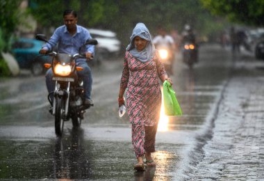 NOIDA INDIA HAZİRAN 27 HAZİRAN 2024 Sabah yağmuru sırasında şehir merkezindeki sıcaklık seviyesini düşüren Noida Hindistan 'da Hindistan Meteoroloji Bölümü IMD, kuzeybatının büyük bir kısmında muson yağmurlarının geleceğini öngördü.