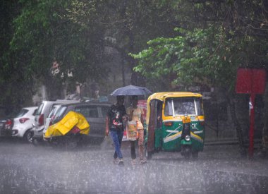 NOIDA INDIA HAZİRAN 27 HAZİRAN 2024 Sabah yağmuru sırasında şehir merkezindeki sıcaklık seviyesini düşüren Noida Hindistan 'da Hindistan Meteoroloji Bölümü IMD, kuzeybatının büyük bir kısmında muson yağmurlarının geleceğini öngördü.