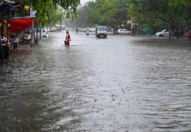 NEW DELHI INDIA HAZİRAN 28 HAZİRAN 2024 Dabri Gurugram karayolu Dwarka 'da 28 Haziran 2024 tarihinde Hindistan' ın Yeni Delhi başkentinde 88 yıldır sular altında kalan yolların en şiddetli yağmurunu aldı.