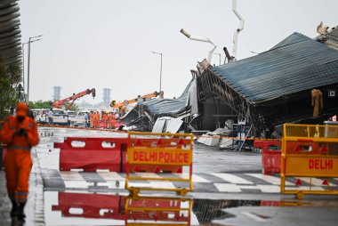 NEW DELHI INDIA 28 HAZİRAN 2024 T1 Havalimanı 'nın çatısının bir bölümü sabahın erken saatlerinde şiddetli yağış sonucu çöktü ve bir kişi öldü ve altı kişi yaralandı 28 Haziran 2024' te Yeni Delhi Hindistan 'da fotoğraf Sanchit Khanna Hindu tarafından çekilmiştir.