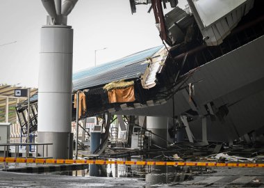 NEW DELHI INDIA 28 HAZİRAN 2024 T1 Havalimanı 'nın çatısının bir bölümü sabahın erken saatlerinde şiddetli yağış sonucu çöktü ve bir kişi öldü ve altı kişi yaralandı 28 Haziran 2024' te Yeni Delhi Hindistan 'da fotoğraf Sanchit Khanna Hindu tarafından çekilmiştir.