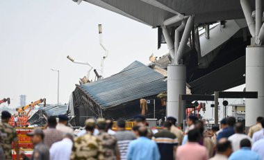 NEW DELHI INDIA 28 HAZİRAN 2024 T1 Havalimanı 'nın çatısının bir bölümü sabahın erken saatlerinde şiddetli yağış sonucu çöktü ve bir kişi öldü ve altı kişi yaralandı 28 Haziran 2024' te Yeni Delhi Hindistan 'da fotoğraf Sanchit Khanna Hindu tarafından çekilmiştir.