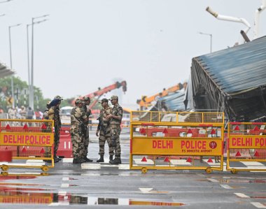 NEW DELHI INDIA 28 HAZİRAN 2024 T1 Havalimanı 'nın çatısının bir bölümü sabahın erken saatlerinde şiddetli yağış sonucu çöktü ve bir kişi öldü ve altı kişi yaralandı 28 Haziran 2024' te Yeni Delhi Hindistan 'da fotoğraf Sanchit Khanna Hindu tarafından çekilmiştir.
