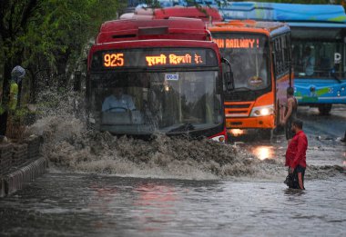 NEW DELHI INDIA HAZİRAN 28 HAZİRAN 2024 Dabri Gurugram karayolu Dwarka 'da 28 Haziran 2024 tarihinde Yeni Delhi Hindistan ulusal başkenti Delhi' de 88 yıldır en şiddetli yağmurunu aldı.