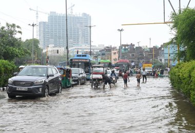 NEW DELHI INDIA HAZİRAN 28 HAZİRAN 2024 Dabri Gurugram karayolu Dwarka 'da 28 Haziran 2024 tarihinde Yeni Delhi Hindistan ulusal başkenti Delhi' de 88 yıldır en şiddetli yağmurunu aldı.