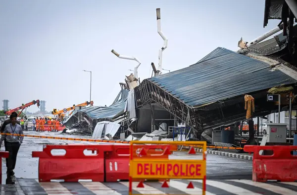 NEW DELHI INDIA 28 HAZİRAN 2024 T1 Havalimanı 'nın çatısının bir bölümü sabahın erken saatlerinde şiddetli yağış sonucu çöktü ve bir kişi öldü ve altı kişi yaralandı 28 Haziran 2024' te Yeni Delhi Hindistan 'da fotoğraf Sanchit Khanna Hindu tarafından çekilmiştir.