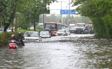 NEW DELHI INDIA HAZİRAN 28 HAZİRAN 2024 Dabri Gurugram karayolu Dwarka 'da 28 Haziran 2024 tarihinde Yeni Delhi Hindistan ulusal başkenti Delhi' de 88 yıldır en şiddetli yağmurunu aldı.