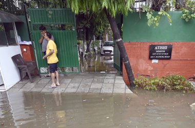 NEW DELHI INDIA JUNE 28 Haziran 2024 Rainwater, 28 Haziran 2024 tarihinde Delhi Kabine Bakanı Atishi 'nin resmi ikametgahını sular altında bıraktı.