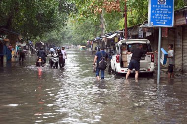 NEW DELHI INDIA HAZİRAN 28 HAZİRAN 2024 Dabri Gurugram karayolu Dwarka 'da 28 Haziran 2024 tarihinde Yeni Delhi Hindistan ulusal başkenti Delhi' de 88 yıldır en şiddetli yağmurunu aldı.