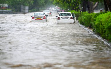 NEW DELHI INDIA HAZİRAN 28 HAZİRAN 2024 Dabri Gurugram karayolu Dwarka 'da 28 Haziran 2024 tarihinde Yeni Delhi Hindistan ulusal başkenti Delhi' de 88 yıldır en şiddetli yağmurunu aldı.