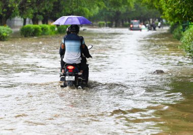 NEW DELHI INDIA HAZİRAN 28 HAZİRAN 2024 Dabri Gurugram karayolu Dwarka 'da 28 Haziran 2024 tarihinde Hindistan' ın Yeni Delhi başkentinde 88 yıldır sular altında kalan yolların en şiddetli yağmurunu aldı. 