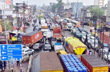 GHAZIABAD INDIA 29 Haziran 2024 Bu sabah yağmur nedeniyle lal kuan yolu yağmur suyu ile doluydu ve 29 Haziran 2024 'te Gaziabad Hindistan' da yoğun bir trafik sıkışıklığı vardı.