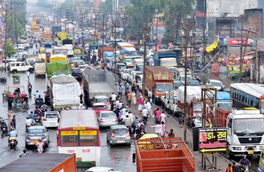 GHAZIABAD INDIA 29 Haziran 2024 Bu sabah yağmur nedeniyle lal kuan yolu yağmur suyu ile doluydu ve 29 Haziran 2024 'te Gaziabad Hindistan' da yoğun bir trafik sıkışıklığı vardı.
