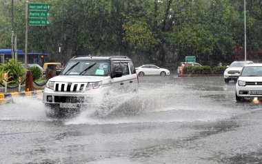 NEW DELHI INDIA 29 Haziran 2024 Mandi House 'da 29 Haziran 2024' te Yeni Delhi Hindistan 'da yoğun yağmur manzarası Hindistan Meteoroloji Bölümü IMD önümüzdeki iki gün boyunca Delhi' de çok şiddetli yağış öngörüyor.