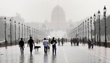 NEW DELHI INDIA 29 Haziran 2024 İnsanlar 29 Haziran 2024 tarihinde Yeni Delhi Hindistan 'da Kartavya Yolu' nda yağmurun keyfini çıkarıyorlar. Hindistan Meteoroloji Bölümü IMD önümüzdeki iki gün içinde Delhi 'de çok şiddetli yağış olacağını tahmin ediyor.