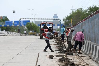 YENİ DELHI INDIA 29 HAZİRAN 2024 Sarita Vihar altgeçidinde drenaj sistemini temizleyen işçiler 29 Haziran 2024 Cuma günü Yeni Delhi Hindistan 'da yağan yağmurdan sonra Hindistan Meteoroloji Bölümü Delhi' de şiddetli yağış bekleniyor.