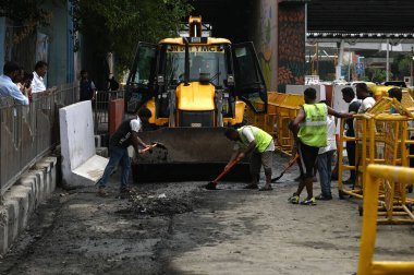 NEW DELHI INDIA 29 Haziran 2024 ITO 'daki drenaj sistemini temizleyen işçiler 29 Haziran 2024 Cuma günü Yeni Delhi Hindistan' da yağan yağmurdan sonra Hindistan Meteoroloji Bölümü IMD önümüzdeki iki gün boyunca Delhi 'de çok şiddetli yağış olacağını tahmin ediyor.