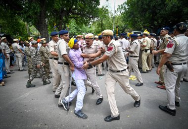 NEW DELHI INDIA 29 Haziran 2024 Delhi polis yetkilileri, AAP lideri ve Delhi CM Arvind Kejriwal 'in CBI tarafından para aklama davasıyla bağlantılı olarak tutuklanmasını protesto eden AAP destekçilerini gözaltına aldı.
