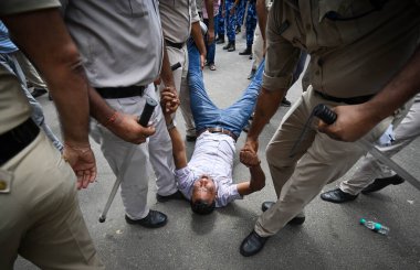 NEW DELHI INDIA 29 Haziran 2024 Delhi polis yetkilileri, AAP lideri ve Delhi CM Arvind Kejriwal 'in CBI tarafından para aklama davasıyla bağlantılı olarak tutuklanmasını protesto eden AAP destekçilerini gözaltına aldı.