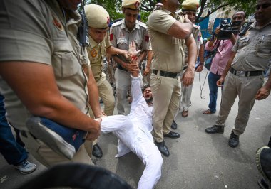 NEW DELHI INDIA 29 Haziran 2024 Delhi polis yetkilileri, AAP lideri ve Delhi CM Arvind Kejriwal 'in CBI tarafından para aklama davasıyla bağlantılı olarak tutuklanmasını protesto eden AAP destekçilerini gözaltına aldı.