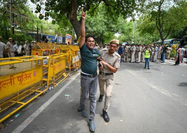NEW DELHI INDIA 29 Haziran 2024 Delhi polis yetkilileri, AAP lideri ve Delhi CM Arvind Kejriwal 'in CBI tarafından para aklama davasıyla bağlantılı olarak tutuklanmasını protesto eden AAP destekçilerini gözaltına aldı.