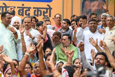 NEW DELHI INDIA 29 Haziran 2024 AAP lideri Gopal Rai ve diğer liderler AAP lideri ve Delhi CM Arvind Kejriwal 'in CBI tarafından para aklama davasıyla bağlantılı olarak tutuklanmasını protesto ederken görüldüler.