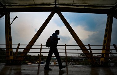 NEW DELHI INDIA 29 Haziran 2024 Dhaula Kuan 'da gökyüzünde süzülen kara bulutlar 29 Haziran 2024' te Yeni Delhi Hindistan 'da Hindistan Meteoroloji Bölümü IMD önümüzdeki iki gün boyunca Delhi' de çok şiddetli yağış öngörüyor