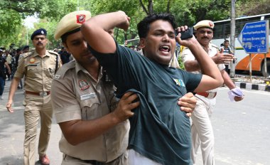 YENİ DELHI INDIA 29 HAZİRAN 2024 AAP destekçileri ve aktivistler gherao BJP genel merkezi sırasında Aam Aadmi Partisi 'nin ulusal konvansiyonunun gayri meşru tutuklanmasına ve Genel Sekreter Arvind Kejriwal' ın bir kara para aklama vakasıyla ilgili olarak ED CBI tarafından tutuklanmasına karşı