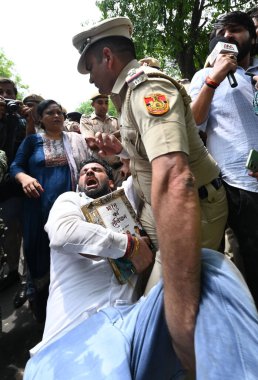YENİ DELHI INDIA 29 HAZİRAN 2024 AAP destekçileri ve aktivistler gherao BJP genel merkezi sırasında Aam Aadmi Partisi 'nin ulusal konvansiyonunun gayri meşru tutuklanmasına ve Genel Sekreter Arvind Kejriwal' ın bir kara para aklama vakasıyla ilgili olarak ED CBI tarafından tutuklanmasına karşı