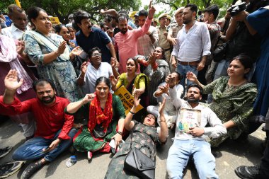 YENİ DELHI INDIA 29 HAZİRAN 2024 AAP destekçileri ve aktivistler gherao BJP genel merkezi sırasında Aam Aadmi Partisi 'nin ulusal konvansiyonunun gayri meşru tutuklanmasına ve Genel Sekreter Arvind Kejriwal' ın bir kara para aklama vakasıyla ilgili olarak ED CBI tarafından tutuklanmasına karşı