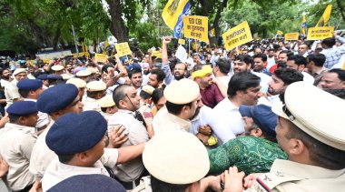 YENİ DELHI INDIA 29 HAZİRAN 2024 AAP destekçileri ve aktivistler gherao BJP genel merkezi sırasında Aam Aadmi Partisi 'nin ulusal konvansiyonunun gayri meşru tutuklanmasına ve Genel Sekreter Arvind Kejriwal' ın bir kara para aklama vakasıyla ilgili olarak ED CBI tarafından tutuklanmasına karşı