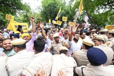 YENİ DELHI INDIA 29 HAZİRAN 2024 AAP destekçileri ve aktivistler gherao BJP genel merkezi sırasında Aam Aadmi Partisi 'nin ulusal konvansiyonunun gayri meşru tutuklanmasına ve Genel Sekreter Arvind Kejriwal' ın bir kara para aklama vakasıyla ilgili olarak ED CBI tarafından tutuklanmasına karşı