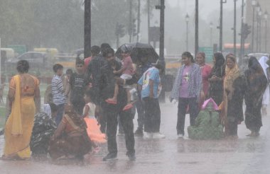 YENİ DELHI INDIA 29 Haziran 2024 Yeni Delhi 'de 29 Haziran 2024' te Kartavya Yolu 'nda yağmurun keyfini çıkaran insanlar Hindistan Meteoroloji Bölümü IMD' nin tahminlerine göre önümüzdeki iki gün boyunca Delhi 'de şiddetli yağış bekleniyor.