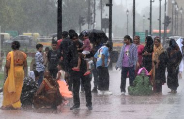 YENİ DELHI INDIA 29 Haziran 2024 Yeni Delhi 'de 29 Haziran 2024' te Kartavya Yolu 'nda yağmurun keyfini çıkaran insanlar Hindistan Meteoroloji Bölümü IMD' nin tahminlerine göre önümüzdeki iki gün boyunca Delhi 'de şiddetli yağış bekleniyor.