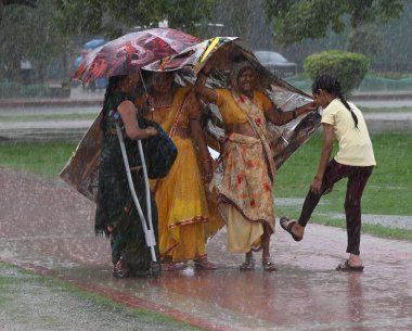 YENİ DELHI INDIA 29 Haziran 2024 Yeni Delhi 'de 29 Haziran 2024' te Kartavya Yolu 'nda yağmurun keyfini çıkaran insanlar Hindistan Meteoroloji Bölümü IMD' nin tahminlerine göre önümüzdeki iki gün boyunca Delhi 'de şiddetli yağış bekleniyor.