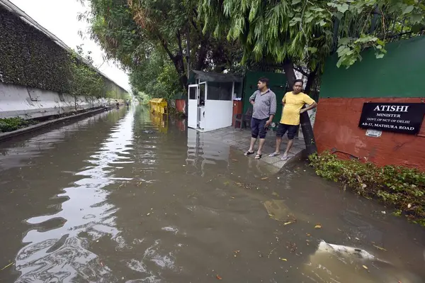 NEW DELHI INDIA JUNE 28 Haziran 2024 Rainwater, 28 Haziran 2024 tarihinde Delhi Kabine Bakanı Atishi 'nin resmi ikametgahını sular altında bıraktı.