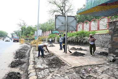 NEW DELHI INDIA 29 HAZİRAN 2024 NDMC işçi temizleme sürücüsü ve trafiği dünden bir gün önce 29 Haziran 2024 'te Yeni Delhi' de yoğun yağış sonrasında Hindistan Meteoroloji Bölümü IMD 'de çok şiddetli yağış tahmin ediyor.