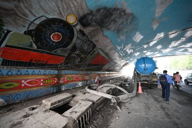 NEW DELHI INDIA 29 HAZİRAN 2024 NDMC işçi temizleme sürücüsü ve trafiği dünden bir gün önce 29 Haziran 2024 'te Yeni Delhi' de yoğun yağış sonrasında Hindistan Meteoroloji Bölümü IMD 'de çok şiddetli yağış tahmin ediyor.