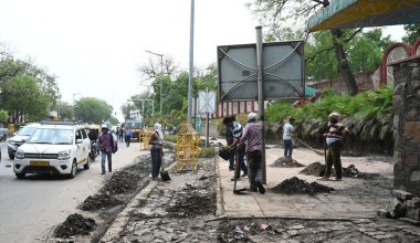 NEW DELHI INDIA 29 HAZİRAN 2024 NDMC işçi temizleme sürücüsü ve trafiği dünden bir gün önce 29 Haziran 2024 'te Yeni Delhi' de yoğun yağış sonrasında Hindistan Meteoroloji Bölümü IMD 'de çok şiddetli yağış tahmin ediyor.