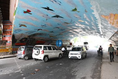 NEW DELHI INDIA 29 HAZİRAN 2024 NDMC işçi temizleme sürücüsü ve trafiği dünden bir gün önce 29 Haziran 2024 'te Yeni Delhi' de yoğun yağış sonrasında Hindistan Meteoroloji Bölümü IMD 'de çok şiddetli yağış tahmin ediyor.